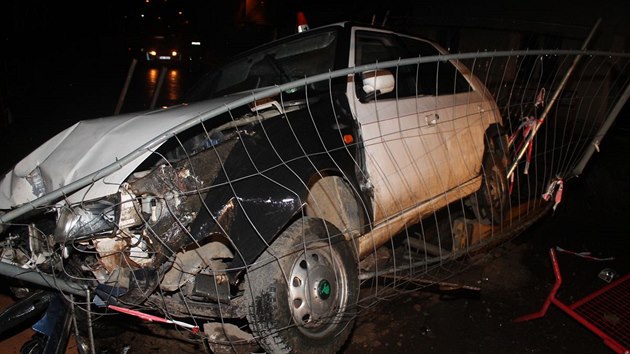 Opil mladk na Hodonnsku pi niku ped polici zamotal sv auto do dopravnch zbran.