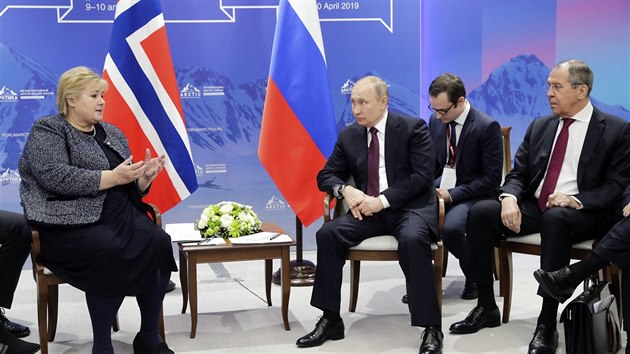Ruský prezident Vladimir Putin a norská premiérka Erna Solbergová na arktickém fóru v Petrohradu (9. dubna 2019)