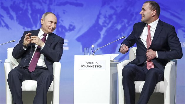 Ruský prezident Vladimir Putin a jeho islandský protějšek Guoni Johannessonduring na arktickém fóru v Petrohradu (9. dubna 2019)