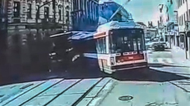 Snímek z autokamery zachycující srážku tramvaje s trolejbusem v centru Brna