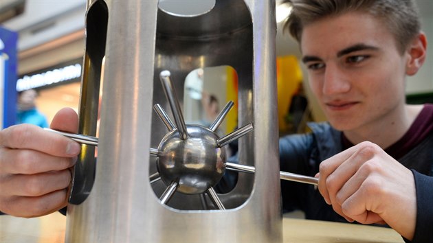 A�koliv se to mezi ve�ejnost� moc nev�, je�ek v kleci m� daleko del�� historii, ne� zn�me z kn�ek Jaroslava Foglara. Prvn� zm�nky o nov� hra�ce se objevily u� v roce 1886 a prvn� patent byl zaregistrov�n o deset let pozd�ji.