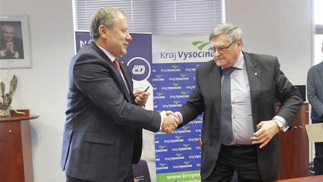Gener�ln� �editel �esk�ch drah Miroslav Kupec (vlevo) a hejtman Kraje Vyso�ina Ji�� B�hounek podepsali novou desetiletou smlouvu.