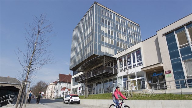 Bývalý finanční úřad v Havlíčkově Brodě je prázdný od počátku roku 2017. V dražbě ho nyní za 16 milionů koupila Kateřina Kratochvílová, šéfka společnosti Icom transport. Po nákladné rekonstrukci v něm chce pronajímat kanceláře.