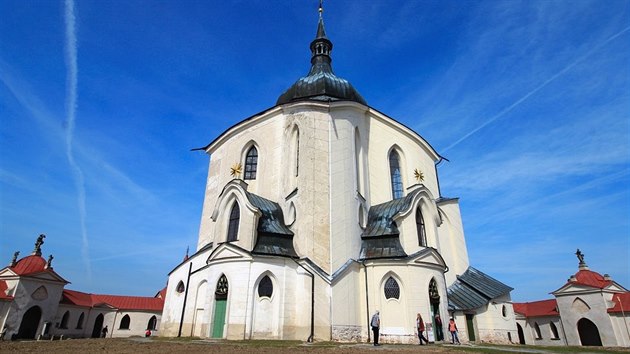 Menší polovina fasády kostela sv. Jana Nepomuckého prošla obnovou už loni, zbytek dokončí řemeslníci letos.