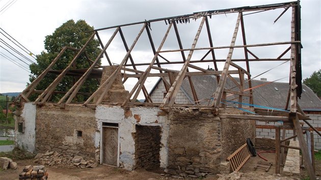 Postupná rekonstrukce zdevastovaného, skoro 200 let starého stavení, byla zahájena v roce 2014. Především musel být kompletně opraven poškozený krov, do kterého dlouhodobě zatékalo.