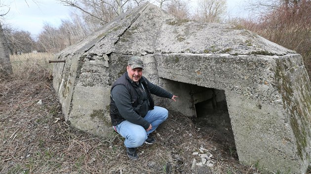 Martin Bare, milovnk nejen vojensk a prmyslov historie a prvodce z Offroadsafari ukazuje neobvykl bunkr v Litvnov  Zlu.