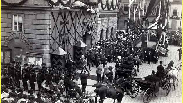 Roku 1910 zavítal do Žatce budoucí poslední český král Karel Habsburk, přijel na městskou slavnost. V té době určitě ještě ani netušil, že usedne na trůn. Snímek dole zachycuje Habsburka před žateckou radnicí.