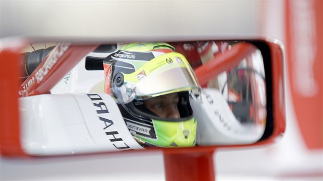 Mick Schumacher pi zvodech formule 2 v Bahrajnu.