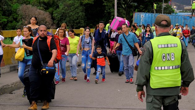 Tisce lid se snaily dostat z Venezuely pes steenou hranici do Kolumbie. (2. dubna 2019)