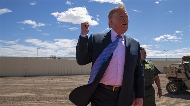 Americký prezident Donald Trump navštívil hranici s Mexikem u města Calexico v Kalifornii. (5. dubna 2019)