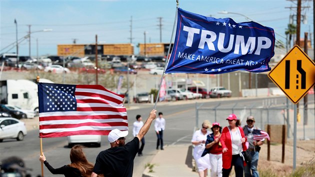 Americk prezident Donald Trump navtvil hranici s Mexikem u msta Calexico v Kalifornii, ekali tam na nj jeho pznivci. (5. dubna 2019)