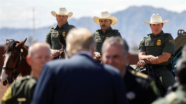 Americk prezident Donald Trump navtvil hranici s Mexikem u msta Calexico v Kalifornii. (5. dubna 2019)
