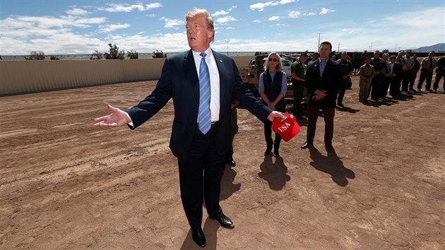 Americký prezident Donald Trump navštívil hranici s Mexikem u města Calexico v Kalifornii. (5. dubna 2019)