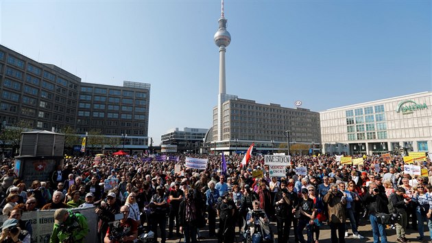 Tisíce lidí se zúčastnily protestů v německém Berlíně proti růstu nájmů a nedostatku bytů. (6. dubna 2019)