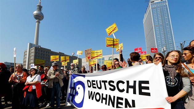 Tisce lid se zastnily protest v nmeckm Berln proti rstu njm a nedostatku byt. (6. dubna 2019)