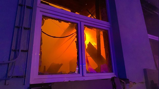 V Perov hasii bojovali s porem prmyslov haly. (7. dubna 2019)