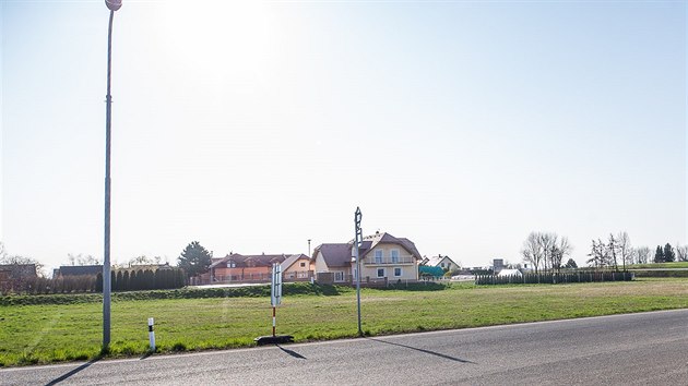 Pozemek u osady Robousy u Jičína, kde by mělo vyrůst nové obchodní centrum (2.4.2019).