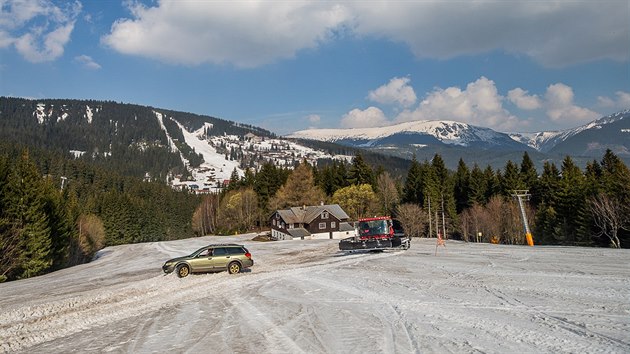 Den po skonen zimn sezony se pracovnci skiarelu v Peci pod Snkou pustili do velkho klidu sjezdovek a cest. Na sjezdovce Vysok svah pomohli autu, kter v kopci zapadlo (8.4.2019).