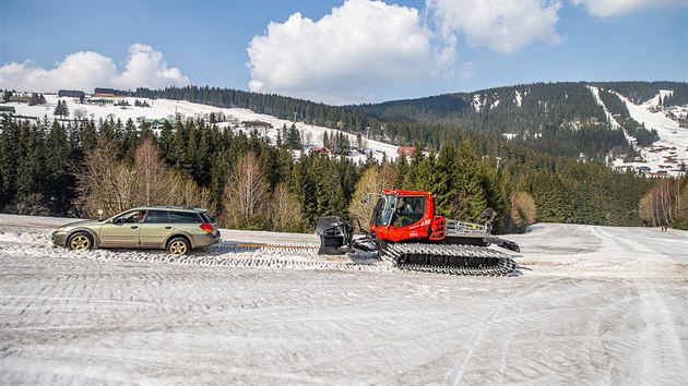 Den po skonen zimn sezony se pracovnci skiarelu v Peci pod Snkou pustili do velkho klidu sjezdovek a cest. Na sjezdovce Vysok svah pomohli autu, kter v kopci zapadlo (8.4.2019).