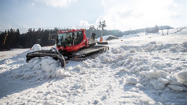 Den po skonen zimn sezony se pracovnci skiarelu v Peci pod Snkou pustili do velkho klidu sjezdovek a cest (8.4.2019).