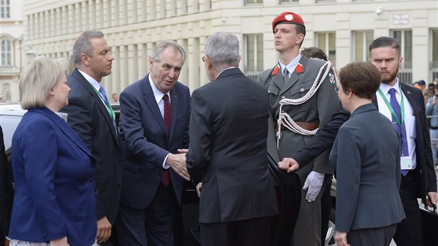 eskho prezidenta Miloe Zemana (tet zleva) s manelkou Ivanou (vlevo) pijal 3. dubna 2019 ve svm vdeskm sdle Hofburgu jeho rakousk protjek Alexander Van der Bellen (uprosted zdy) v doprovodu manelky Doris Schmidauerov (vpravo).