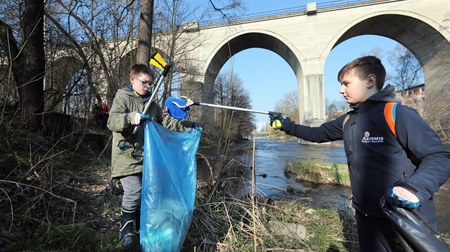 Dobrovolníci v sobotu čistili břehy řeky Ohře. Někteří uklízeli břehy, někteří řeku čistili z kánoe. (6.4.2019)
