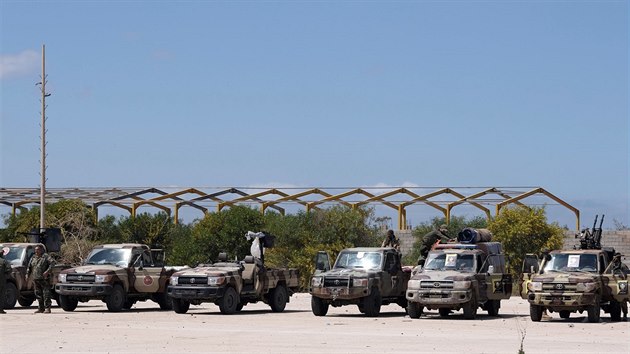 lenov jednotek samozvan Libyjsk nrodn armdy (LNA), kterou vede marl Chalfa Haftar, na cest do libyjsk metropole Tripolisu. (7. dubna 2019)