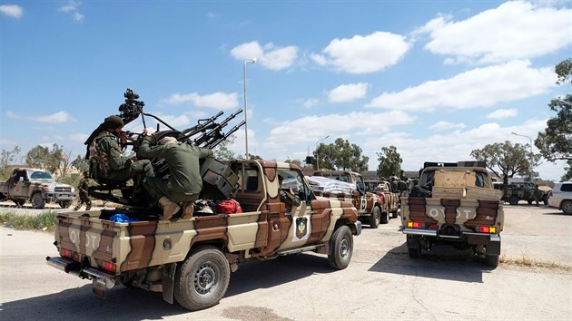 Členové jednotek samozvané Libyjské národní armády (LNA), kterou vede maršál Chalífa Haftar, na cestě do libyjské metropole Tripolisu. (7. dubna 2019)