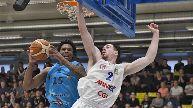 Javonte Douglas (vlevo) z Olomoucka a Klint Carlson z Dna.