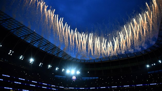 Slavnostn oteven novho stadionu Tottenhamu ozdobil ohostroj.