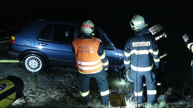 Hasii vylovili z rybnka u Dymokur kraden auto. (30. 3. 2019)