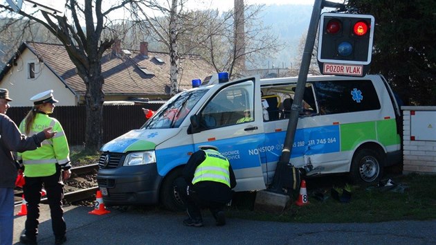 Na pejezdu v obci enkov na Pbramsku se rno srazil vlak se sanitkou, pacient nehodu nepeil. (4. 4. 2019)