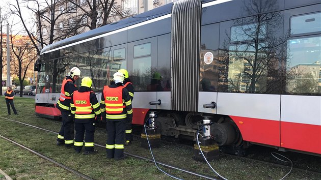 Tramvaji v Podbab upadlo kolo.