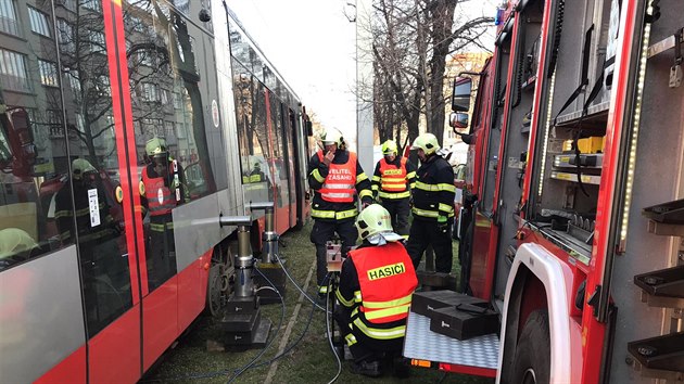 Tramvaji v Podbab� upadlo kolo.