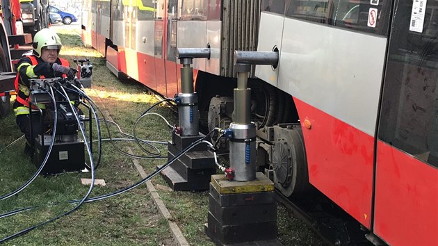 Tramvaji v Podbab� upadlo kolo.