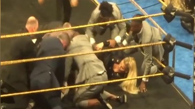 Wrestlera napadl při projevu divák a strhla se bitka