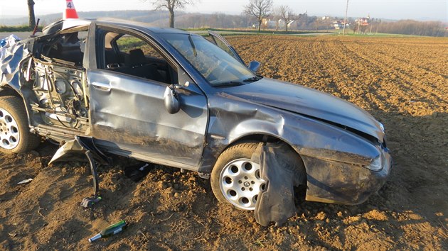 Opil� �idi� na P�erovsku vyjel mimo silnici na pole, kde se v�z p�eto�il p�es st�echu. Mu� pak z�ejm� vystoupil a z�stal le�et vedle auta, ze kter�ho vypadla mimo jin� i lahev piva.