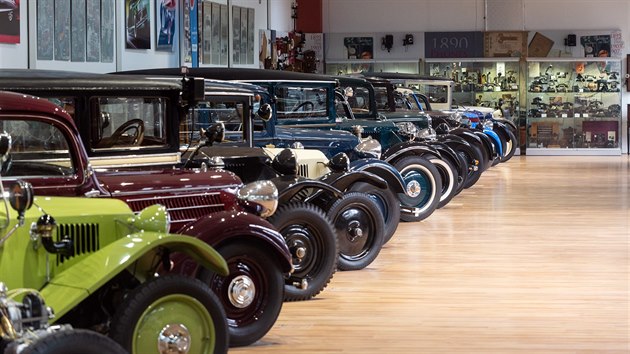 Po roční rekonstrukci se návštěvníkům znovu otevřelo olomoucké muzeum historických automobilů a motorek Veteran Arena, kde je nově na zvětšené výstavní ploše k vidění zhruba stovka aut a padesátka motocyklů.