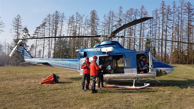 Vce ne deset jednotek hasi ze dvou kraj musely likvidovat u Potttu na Perovsku rozshl lesn por. Ze vzduchu pomhal s haenm i policejn vrtulnk se zavenm bambi vakem.