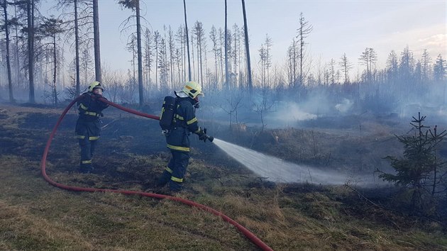 Vce ne deset jednotek hasi ze dvou kraj musely likvidovat u Potttu na Perovsku rozshl lesn por. Ze vzduchu pomhal s haenm i policejn vrtulnk se zavenm bambi vakem.