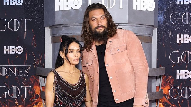 Jason Momoa s manelkou Lisou Bonetovou na premie zvren ady serilu Hra o trny (Radio City Music Hall, New York, 3. dubna 2019)