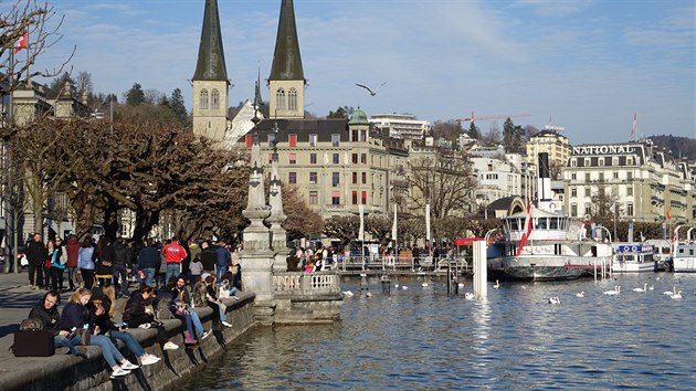 Hofkirche St. Leodegar ve stylu pozdn renesance je jednm ze symbol Lucernu.