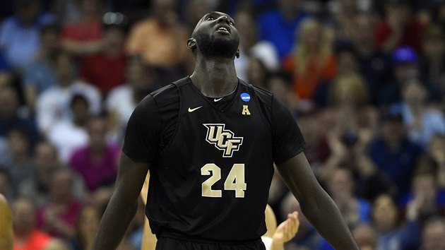 Tacko Fall z UCF zklaman z vvoje zpasu s Duke.