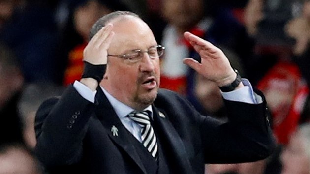 Rafael Benitez, trenr Newcastlu, lom rukama.