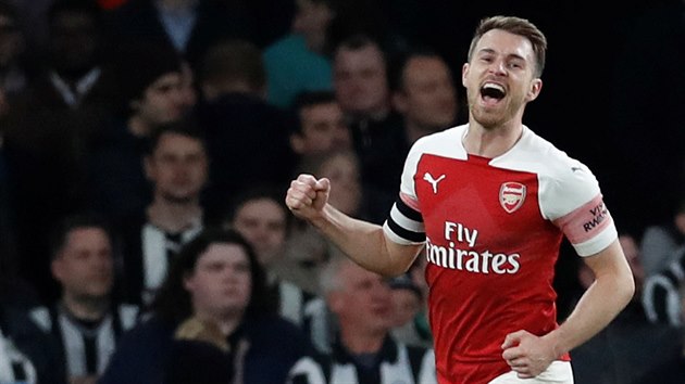 Aaron Ramsey z Arsenalu slav gl proti Newcastlu.