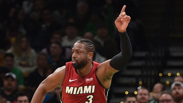 Dwyane Wade z Miami se raduje z trefy proti Bostonu.