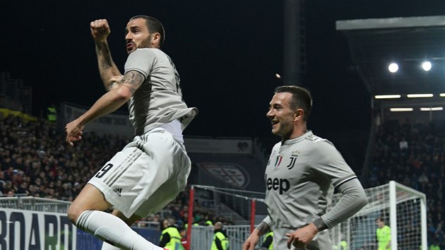 Leonardo Bonucci (vlevo) a Federico Bernardeschi se raduj z glu Juventusu.