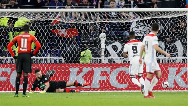 Moussa Dembel (9) z Lyonu pekonv z penalty Tome Koubka, branke Rennes.