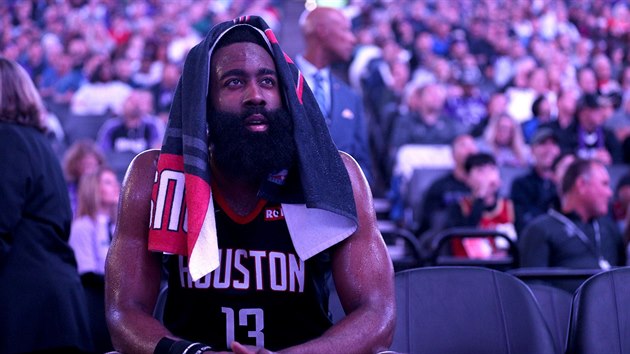 James Harden z Houstonu bhem utkn se Sacramentem.