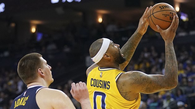 DeMarcus Cousins (vpravo) z Golden State obeel Nikolu Jokie z Denveru a zakonuje.